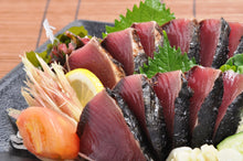 画像をギャラリービューアに読み込む, 龍馬の國 土佐伝統製法 完全ワラ焼き鰹タタキ「龍馬タタキ」 2節セット【かつお・カツオ】【たたき】【海のレストラン~鰹群家(なぶらや)~】【しまんとハマヤ】